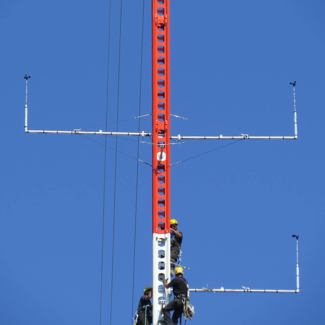 Los postes de instrumentos y otros accesorios se conectan directamente a los orificios de la sección y se pueden girar.